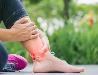 Πρησμένα πόδια και αστράγαλοι: Με ποιες ασθένειες συνδέεται;